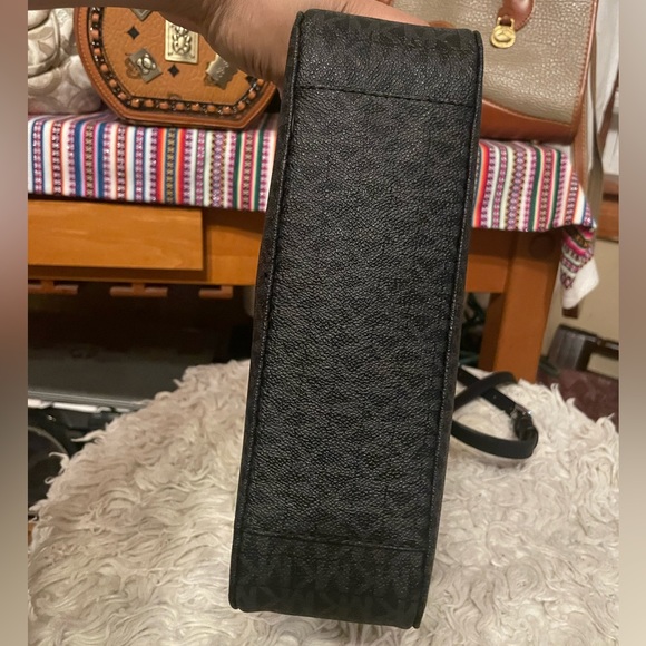 Michael Kors small-medium black crossbody bag - Picture 4 of 5